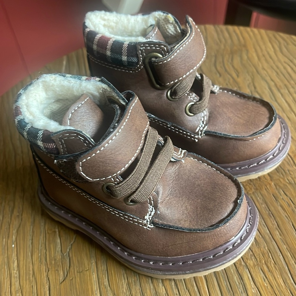 Cat & Jack brown boots size 4. New without tag.